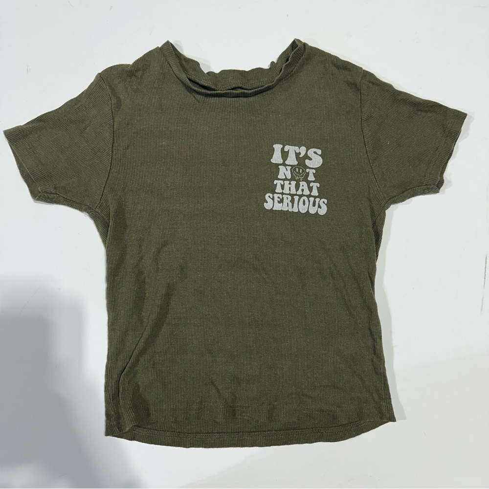 Girls olive green “it’s not that serious ” tshirt size L